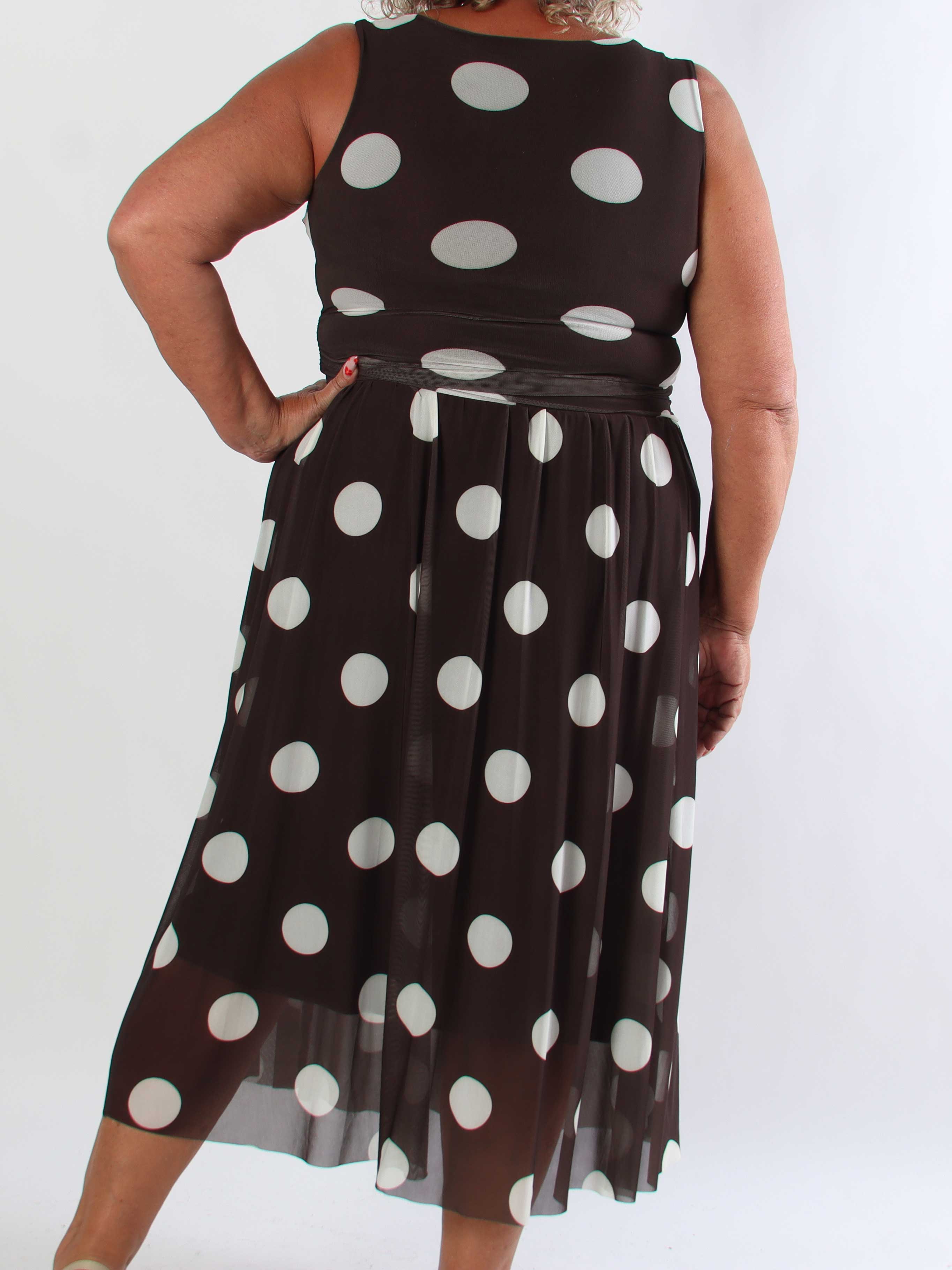 Hallie – Elegant, stretchig plus size klänning i prickig mesh